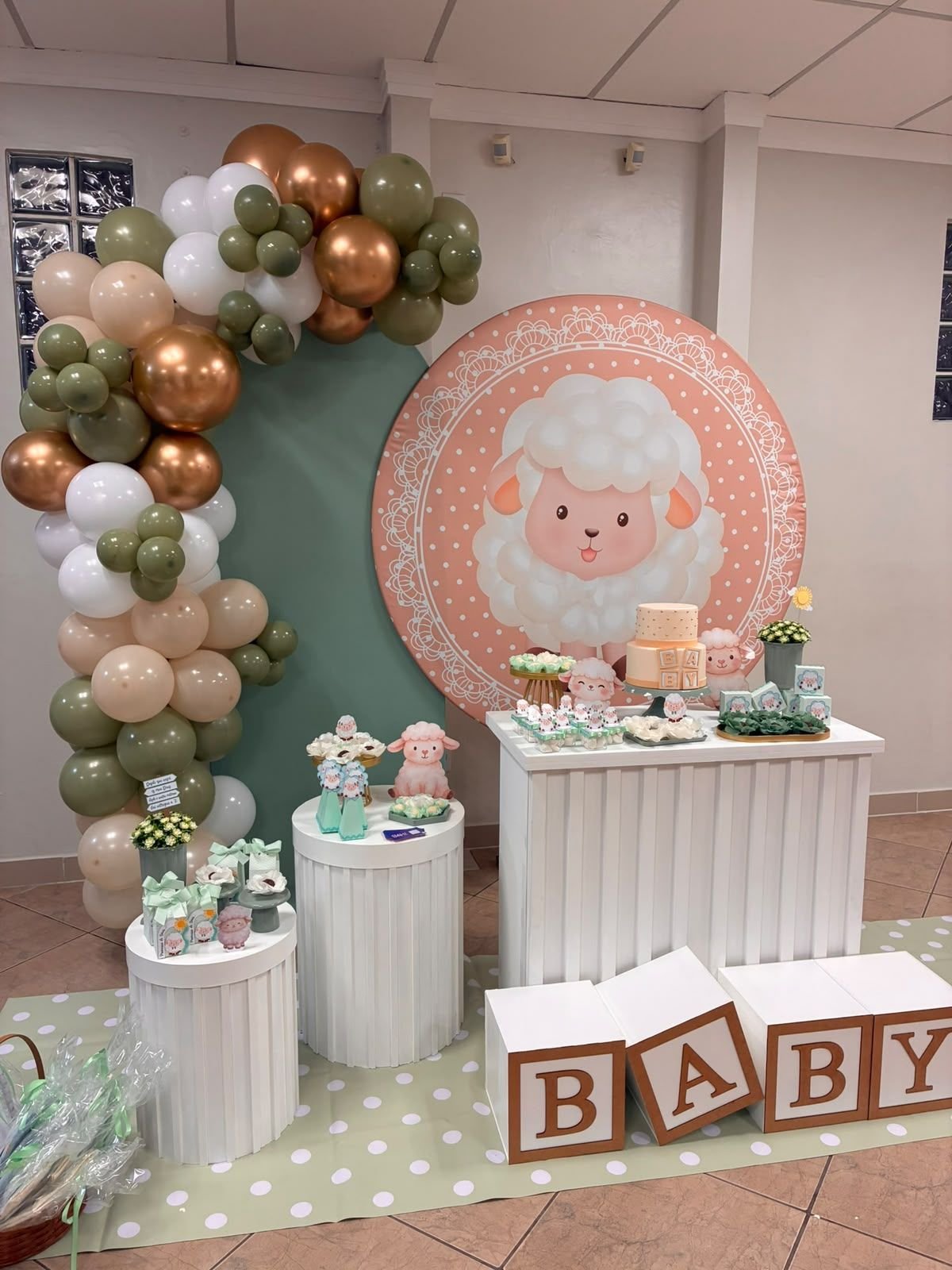 Decoração de festa tema Ovelhinha montada pela BAH! Festas